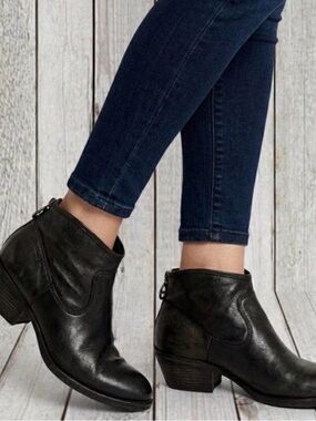 $170 - Women’s Sofft "Aisley" Black Italian Leather Western Booties | Size: 10